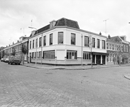 882146 Gezicht op de kruising van de Zandhofsestraat (links) en de Bekkerstraat (rechts) te Utrecht, met het hoekpand ...